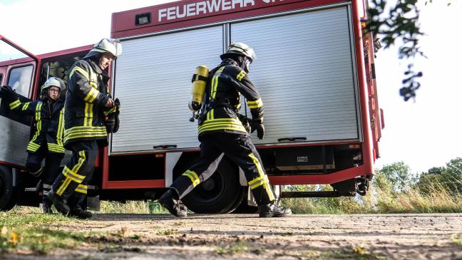 Feuerwehr löscht brennende Böschung an der A 31