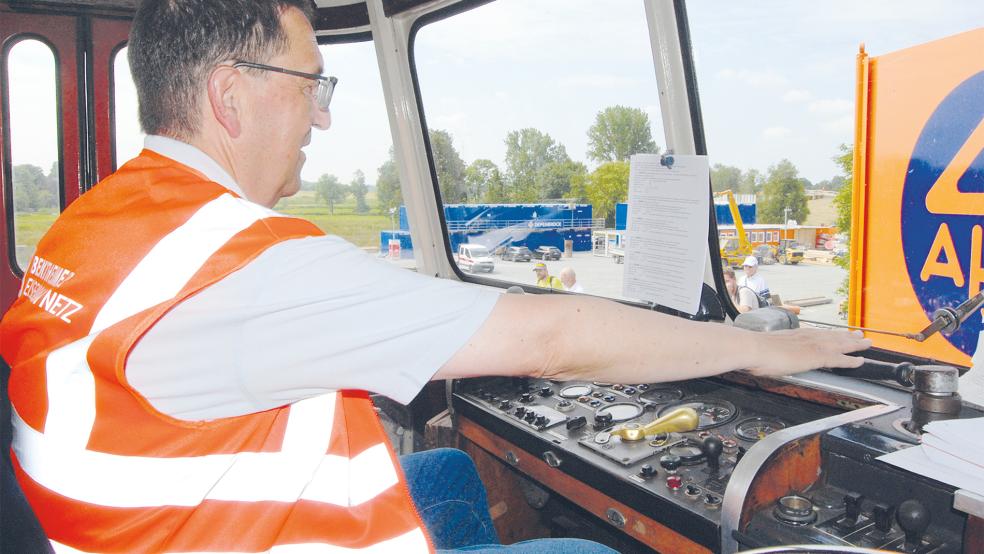 Helmut Boekhoff als Lokführer am Führerstand des Uerdinger Schienenbusses, der 1959 gebaut wurde.  © Foto: Hoegen