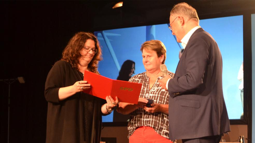 SPD-Kreisvorsitzende Anja Troff-Schaffarzyk und Johanne Modder mit der Urkunde der Willy-Brandt-Medaille, rechts im Bild Landesvorsitzender Stephan Weil.  © Foto: Harms
