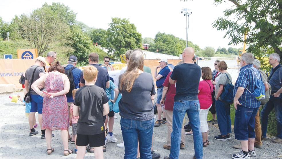 Mitarbeiter der Bundesbahn gaben den Teilnehmern der Gruppenführung Informationen auch über den Bau der Friesenbrücke.  © Hoegen