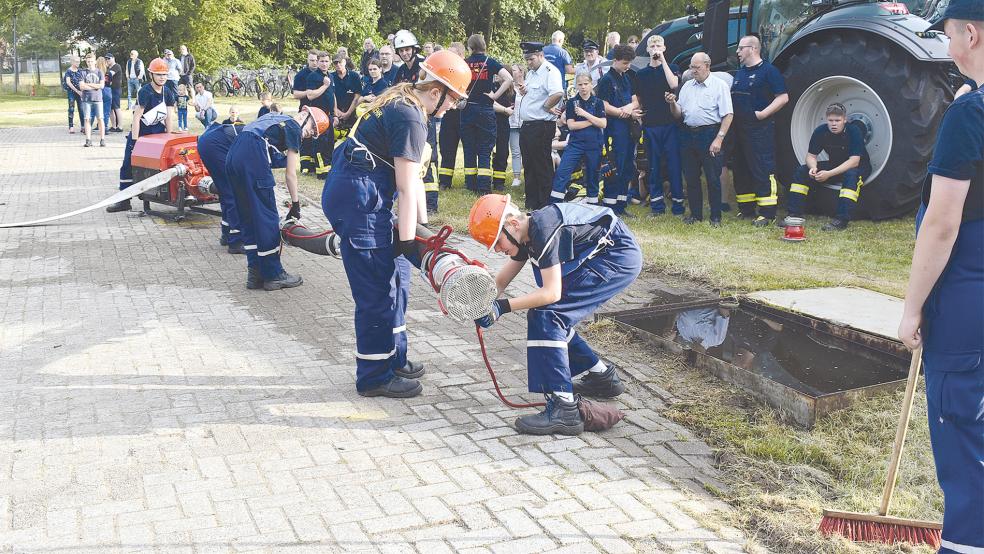 Beim Legen der »Mastwurfknoten« am Saugrohr kann leicht etwas Schiefgehen. Auf dem Foto ist die Jugendfeuerwehr Wymeer-Boen bei ihrem vierten »Wettkampfeinsatz« seit ihrer Gründung vor einem Jahr zu sehen.  © Fotos: Kuper
