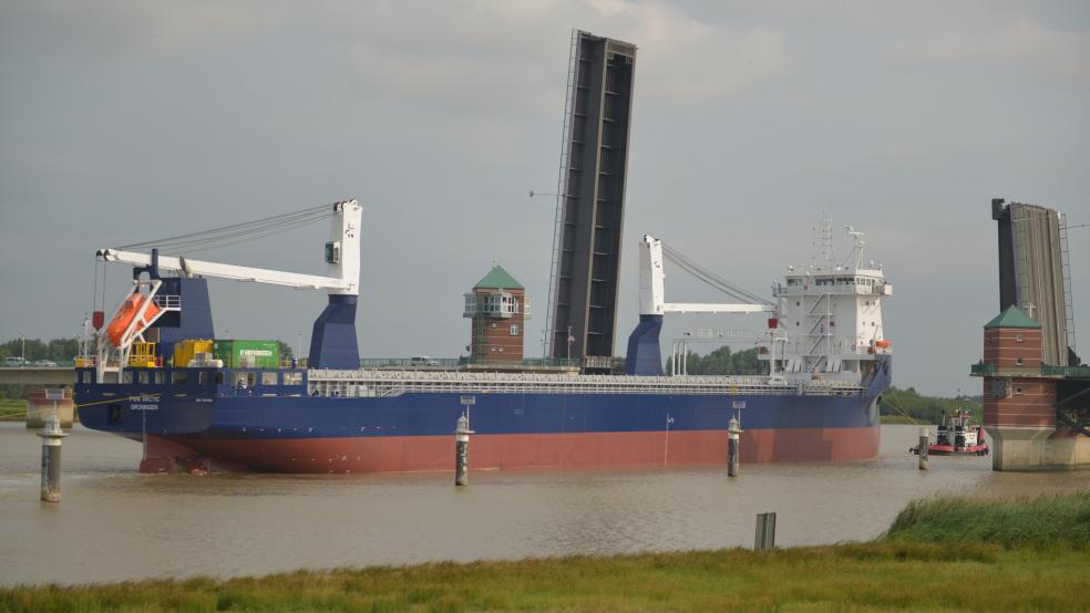Die "Arctic" passiert die Jann Berghaus-Brücke bei Leer. © Bodo Wolters