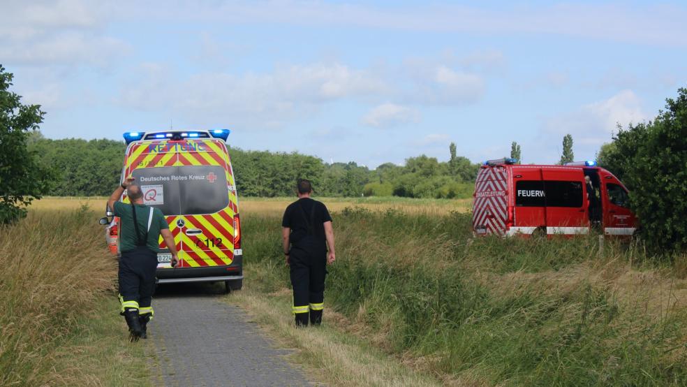 Feuerwehr und Rettungswagen versorgten am Montag einen gestürzten Radfahrer. Eine Tichelwarferin hatte ihn zuvor über Wasser gehalten.  © Busemann
