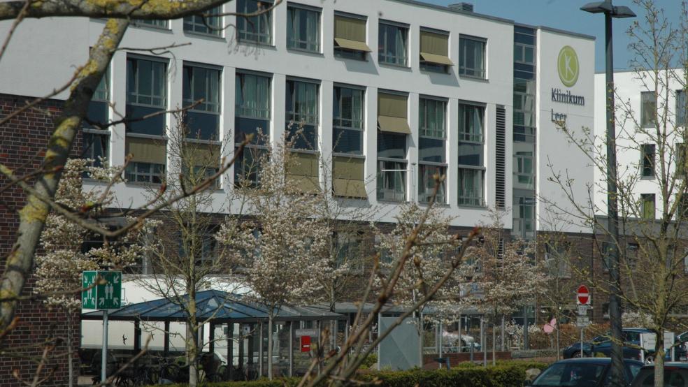 Beim Verlassen des Klinikum-Parkplatzes (Archivbild) wurde am Freitag ein Autofahrer von einem Fußgänger beleidigt und attackiert. © Szyska (Archiv)