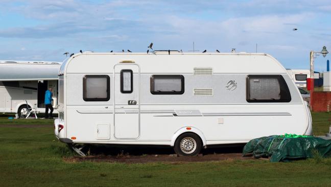 Wohnwagen rollt gegen Fußgänger