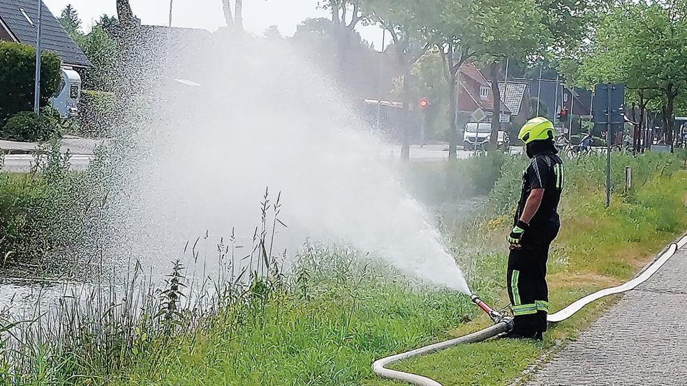Die Feuerwehr entahm Wasser aus dem Kanal und spritzte es wieder hinein.  © Foto: Wolters