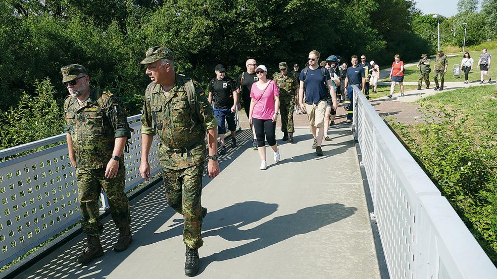 Gemeinsam marschierten die Einsatzkräfte für mehr Wertschätzung.  © Foto: Jürgens