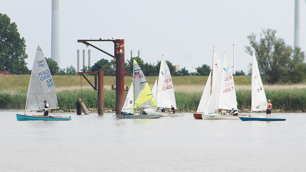 Am Sonnabend konnten auf der Ems die Wettfahrten der Müggenmarktregatta beobachtet werden.  © Foto: Berents