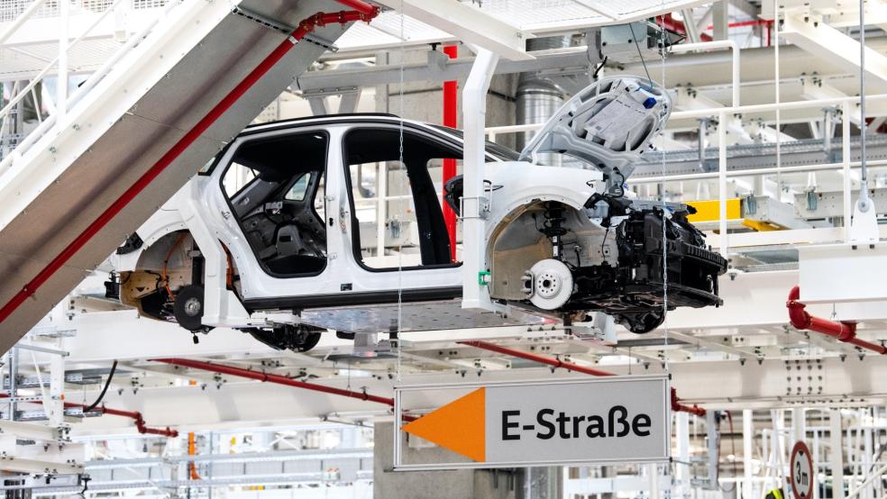 Die Produktion von E-Autos läuft bei Volkswagen nicht so gut wie erhofft. Das Foto zeigt einen Ein ID 4 in der Montagehalle 20 des Emder VW-Werks.  © dpa