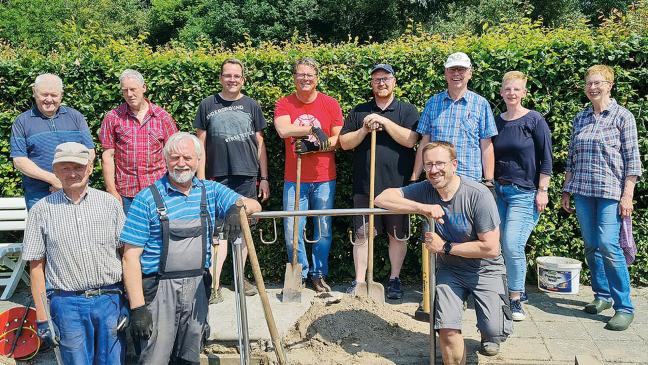 Gemeinsam den Holthuser Friedhof auf Vordermann gebracht