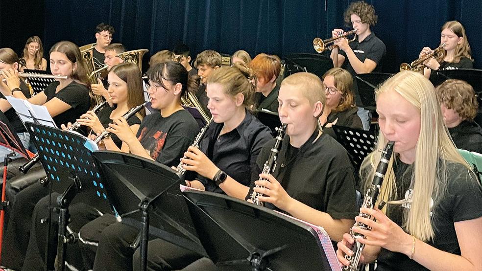 Musikalische Gäste: Die beiden Bläserklassen des Teletta-Groß-Gymnasiums in Leer bei ihrem Auftritt im niederländischen Sneek.  © Foto: privat