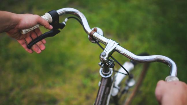 Radler beschädigt Auto und fährt weiter