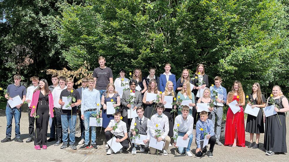 Eine gelbe Rose zum Abschied: Die Jahrgänge 9 und 10 der Oberschule Bunde stellten sich zum Erinnerungsfoto auf.  © Foto: Oberschule Bunde