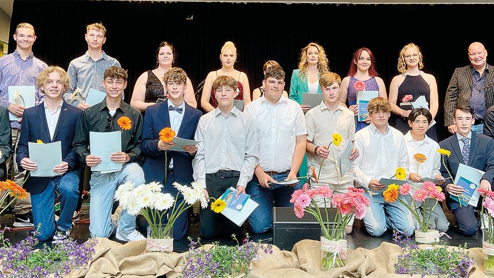 Die Klasse 10c der Freien Christlichen Schule Ostfriesland (FCSO) mit ihrem Klassenlehrer Bernd Achtermann.  © Foto: FSCO