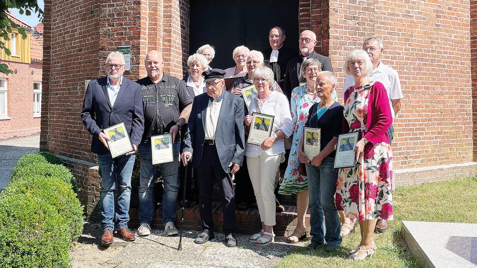 Die Jubilare: Hans-Rudolf Pruin, Werner Heijenga, Annette Halfwassen, Margarete Fresemann, Detmar Wilts, Magarete Hesse, Maike Troff, Viola Budde, Pastor Martin Schneider, Gerold Kruse, Frauke Franz-Holstein, Liny van Vlyten, Annette Grossterlinden undHermann de Vries.  © Foto: Wolters