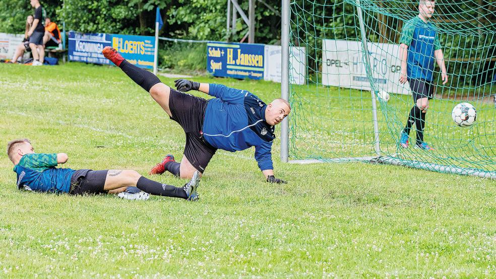 Am Freitagabend spielten fünf Firmenmannschaften in Stapelmoorerheide für den guten Zweck.  © Foto: Jungeblut