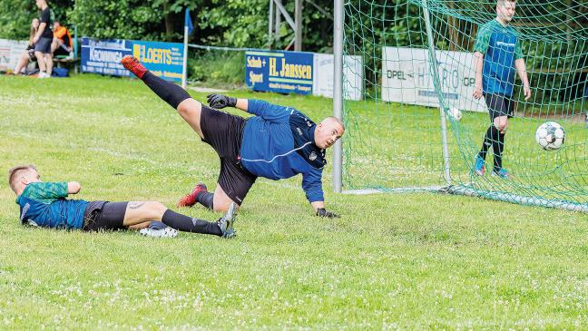 Firmenteams kicken für Kinder