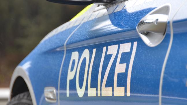 Radfahrer nimmt Auto die Vorfahrt