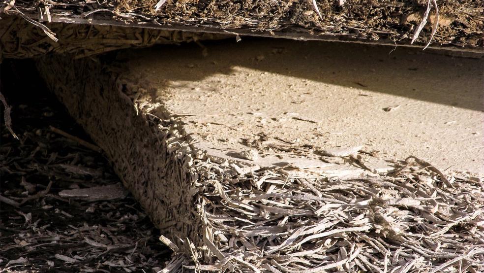 Der Mann wurde von einem herunterstürzenden Stapel Spanplatten getroffen. © Symbolfoto: Pixabay