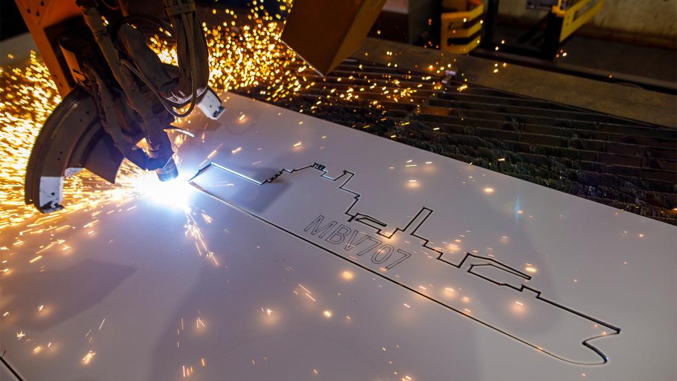 Mit dem Zuschneiden der ersten Stahlplatte wird das Mitte 2021 zwischen Auftraggeber und den Industriepartnern unterzeichnete Beschaffungsvorhaben für den Bau zweiter neuer Marine-Tanker in die Umsetzung gebracht.  © Foto: Meyer Werft