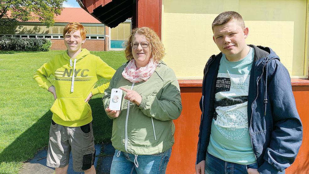 Nach einem gemeinsamen Foto vor dem Spielehaus ging Ilona Wilbers überglücklich mit dem Handy nach Hause. Mark (rechts) und Jan (links) waren stolz, das Rätsel um das Handy gelöst zu haben.  © Foto: privat
