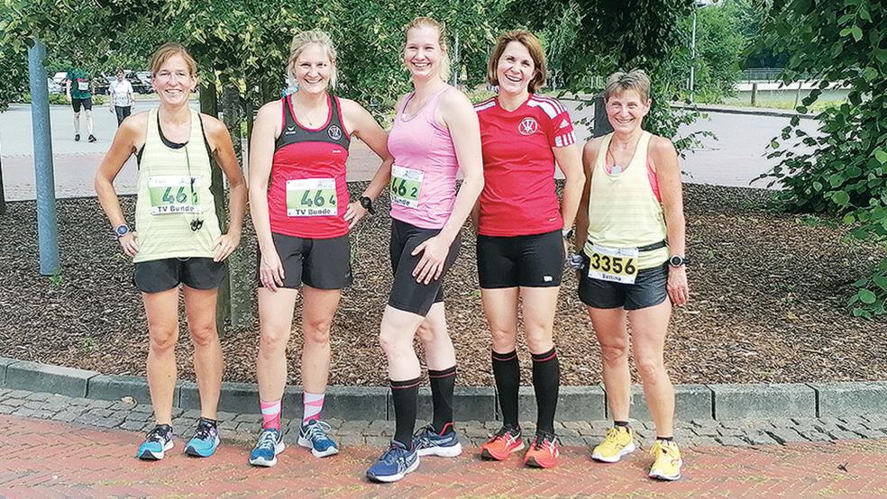 Insa Franzen (von links), Anneke Girod, Marie Troff, Frauke Buntjer und Bettina Pilney nahmen erfolgreich am Remmers-Hasetal-Marathon teil.  © Foto: privat