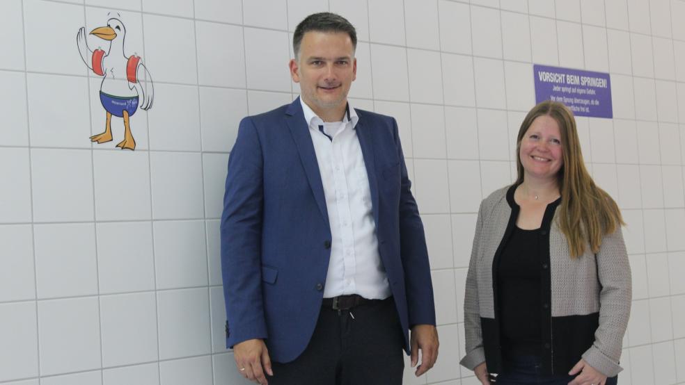 Uta Olthaus wird ab sofort die Leitung des Mölenland-Bades in Bunde übernehmen. Darüber ist Bürgermeister Uwe Sap sehr erfreut.  © Foto: Busemann