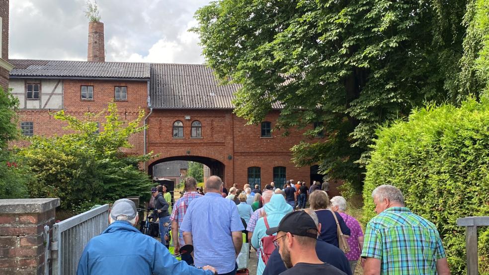 Als Silke Ecks das Tor zum Fabrikgelände öffnete, strömten die Menschen in Scharen zum Packhaus. © Hanken