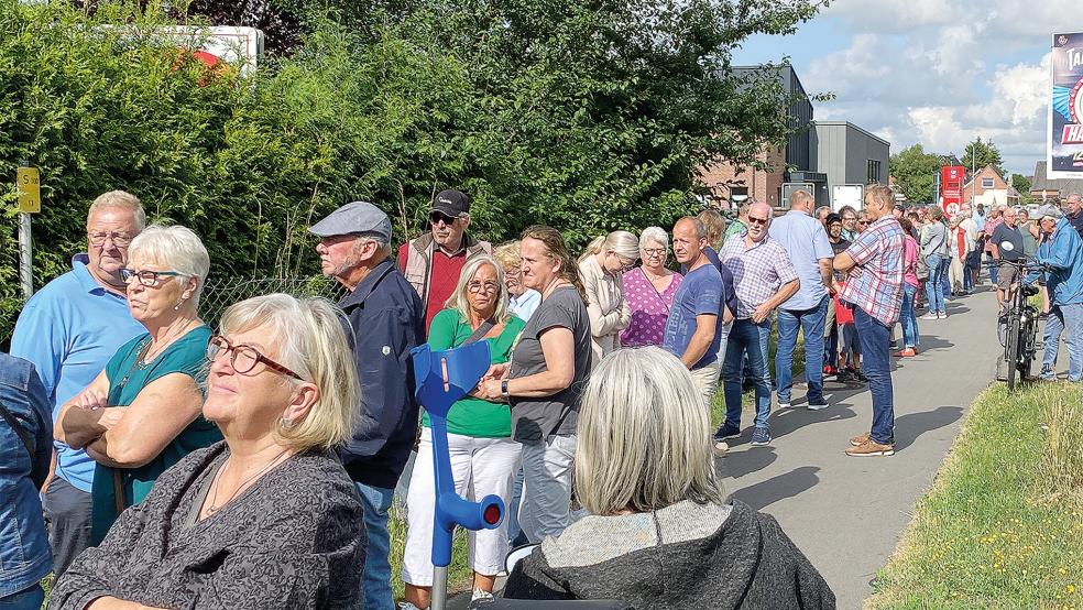 Vor den Toren der ehemaligen Kornbrennerei warteten Hunderte von Besuchern auf die Öffnung des Flohmarktes.  © Fotos: Hanken
