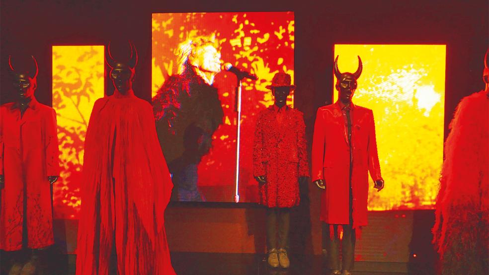 »Sympathie for the devil« stand wahrscheinlich Pate bei diesem Bühnen-Outfit von Stones-Frontman Mick Jagger.  © Fotos: Jürgens