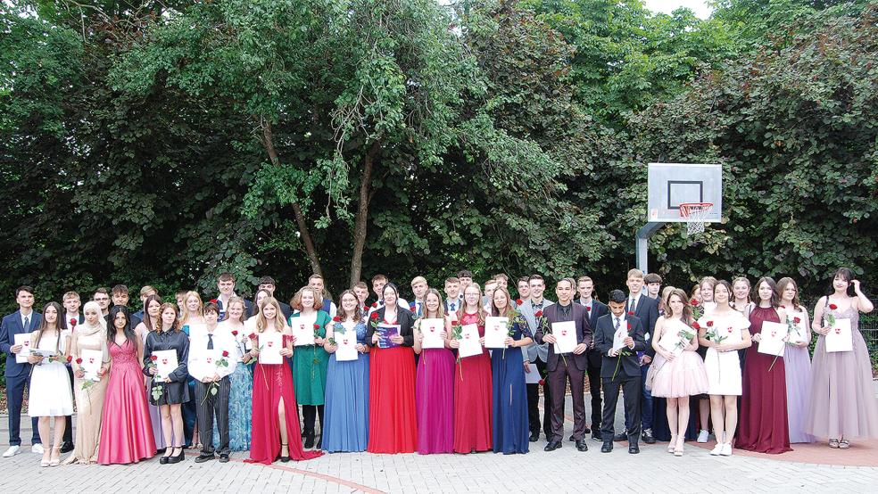 Die 50 Schülerinnen und Schüler der Klassen E10a, E10b und Z10a stellten sich nach der Zeugnisübergabe für ein gemeinsames Erinnerungsfoto auf.  © Foto: Hoegen