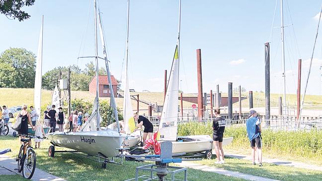 Rettungsschwimmer üben das Segeln