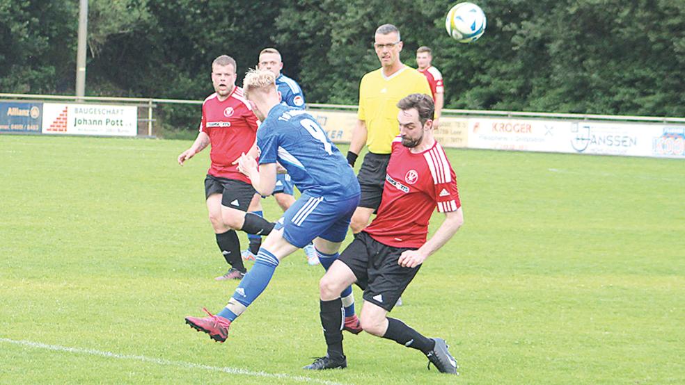 Peter Hilbrands (rotes Trikot, rechts) erzielte das 2:0 für Bunde III gegen den TuS Holthusen.  © Foto: Berents