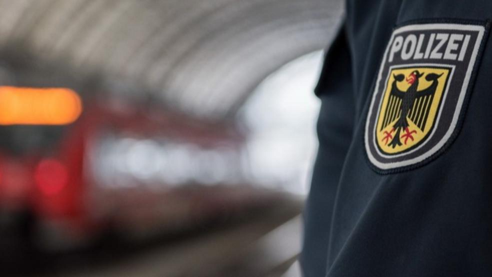 Am Emder Bahnhof klickten die Handschellen bei einem 65-Jährigen, der mit Haftbefehl gesucht wurde. © Bundespolizei