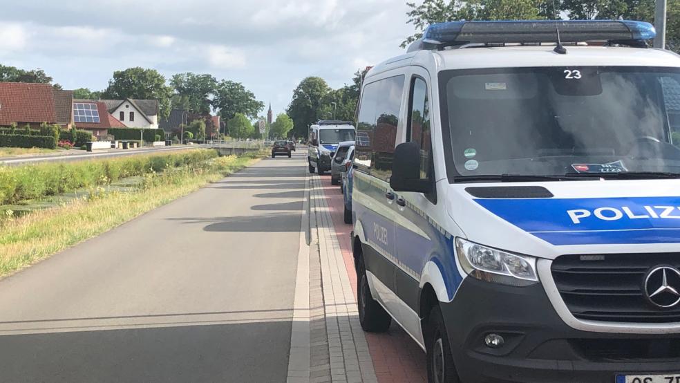 Auch an der 1. Südwieke in Rhauderfehn postierten sich Polizeifahrzeuge. Hier fanden ebenfalls Razzien statt. © Ammermann