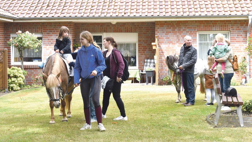 Für Kinder wurde ein Ponyreiten im Garten des Altenzentrums angeboten. © Fotos: Kuper