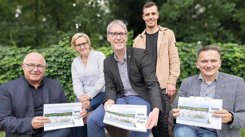 Gemeinsame Klima-Ziele auf der Agenda: Die Bürgermeister Hans-Peter Heikens (Jemgum), Heiko Abbas (Weener) und Uwe Sap (Bunde, vorne von links) mit Monika Noormann und Christian Düthmann von der NettCon Energy GmbH (hinten von links).  © Foto: Szyska
