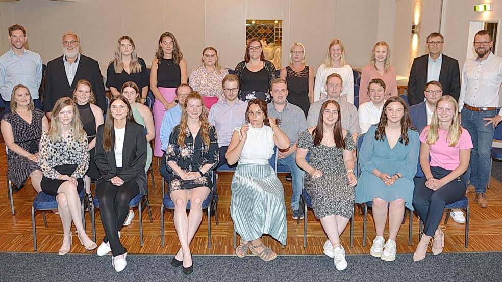 Erfolgreiche Prüflinge: Fenna Berends, Tim Bienert, Jan Biermann, Claas de Vries, Toni Dobelmann, Judith-Kristin Engelberts, Sarah Geib, Stefan Husmann, Tomke Janßen, Nelli Klassen, Laura Klüver, Neele Kramer, Julia Letas, Lisa Michel, Anna Münniks, Carina Nee, Viktoria Pona, Timo Priebe, Wiebke Steffens, Jaquelin Streich, Kristina Wachtel, Sarah Weber und Thomas Werner mit dem Prüfungsteam der Steuerberatungskammer. Auf dem Bild fehlen Antonia Rajic und Lena Hartmann.  © Foto: Wolters