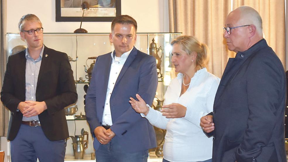 Auf der gemeinsamen Ratssitzung der drei Rheiderland-Kommunen im Heimatmuseum in Weener erläuterten die Bürgermeister (von links) Heiko Abbas, Uwe Sap und Hans-Peter Heikens zusammen mit Monika Noormann vom beauftragten Fachbüro das Kooperationsprojekt.  © Foto: Kuper