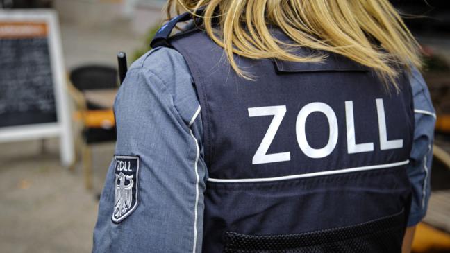 Küchenkräfte wollen aus Fenster fliehen