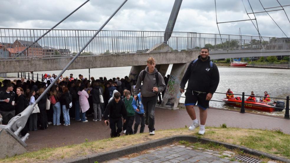 Zunächst suchten die Feiernden noch unter der Nessebrücke vor dem Unwetter Schutz. Mittlerweile ist die School´s Out-Fete aber abgebrochen worden. © Ammermann