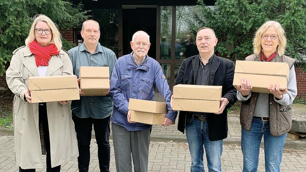 Überführung der Archivkartons vor dem Außenmagazin in Borssum. Von links: Silke Arends (Vorstand 1820dieKUNST), Aiko Schmidt (Ostfriesisches Landesmuseum Emden), Johannes Berg (Schriftführer »dieKUNST«), Gregor Strelow (1. Vorsitzender 1820dieKUNST) und Dr. Annette Kanzenbach (wissenschaftliche Mitarbeiterin Ostfriesisches Landesmuseum Emden).  © Foto: privat