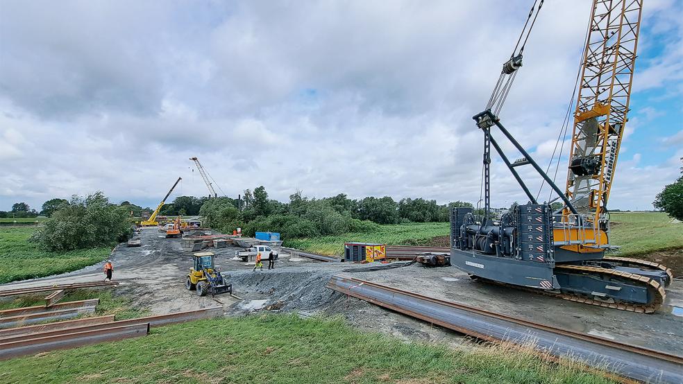 Im Deichvorland auf Westoverledinger Seite der Ems in Hilkenborg: Am rechten Bildrand wird die neue Friesenbrücke mit einer 117 Meter langen Vorlandbrücke beginnen, im Hintergrund auf Weeneraner Seite ein 65 Meter langer Überbau entstehen. Dazwischen wird sich auf einem Pfeiler im Fluss das 145 Meter lange, rund 1800 Tonnen schwere und schwenkbare Hub- und Drehsegment zur Öffnung für den Schiffsverkehr befinden.  © Szyska