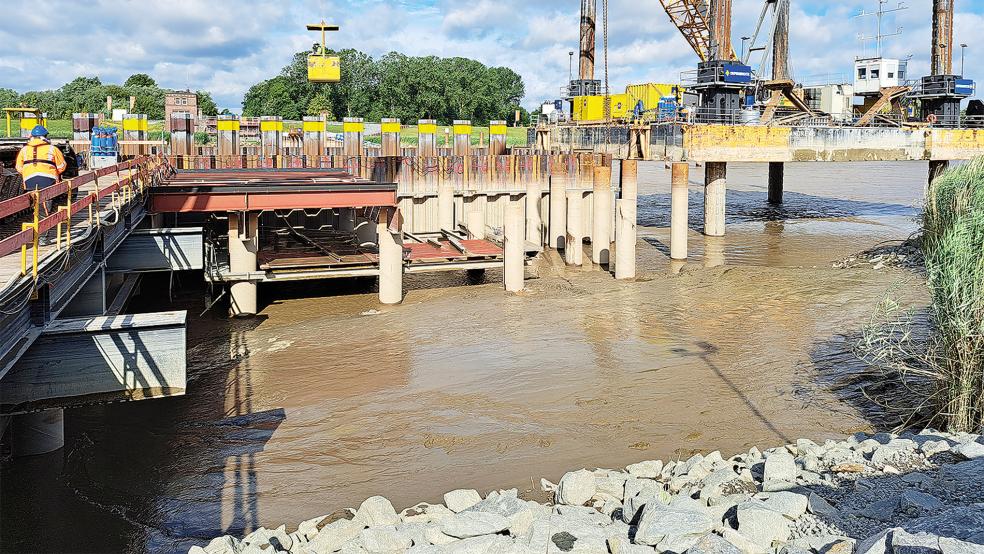 Die Hubinsel rechts im Bild wechselt auf die Weeneraner Ems-Seite. © Foto: Szyska