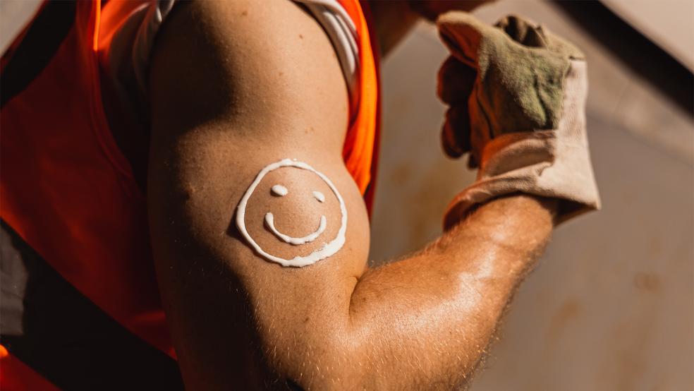 Wer draußen arbeiten, muss sich mit Sonnencreme vor Sonnenbränden schützen - und viel trinken.  © Symbolfoto: IG Bau