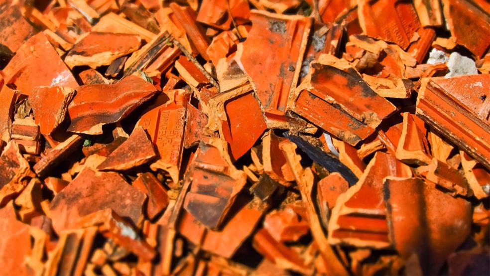 Mit Dachziegeln, hier ein Symbolbild, hat heute ein Mann von einem Hausdach an der Osterstraße in Norden aus um sich geworfen. Die Polizei holte ihn vom Dach.  © Foto: Pixabay