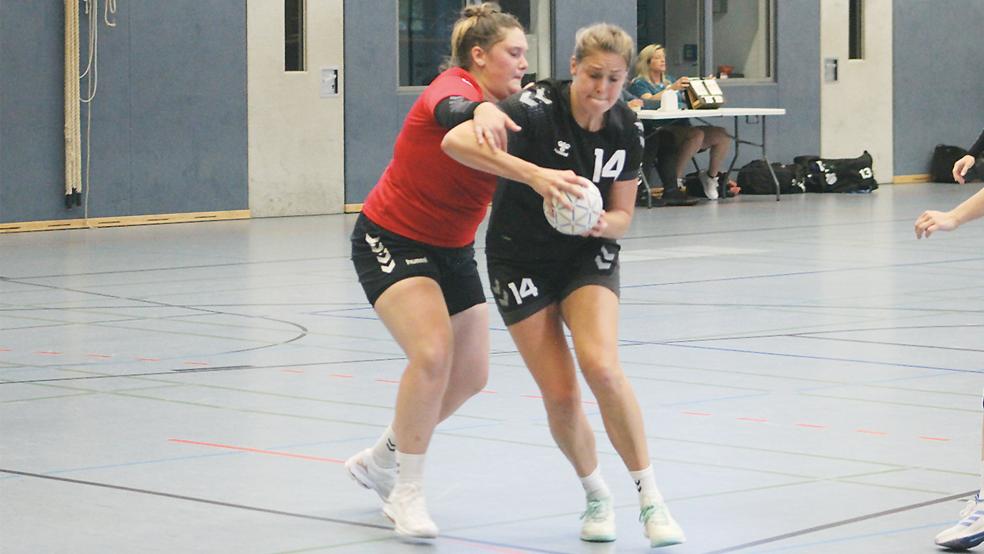 Gegen Ihrhove hatten Amke Huisinga (am Ball) und die HSG Weener/Bunde einen schweren Stand.  © Foto: Berents
