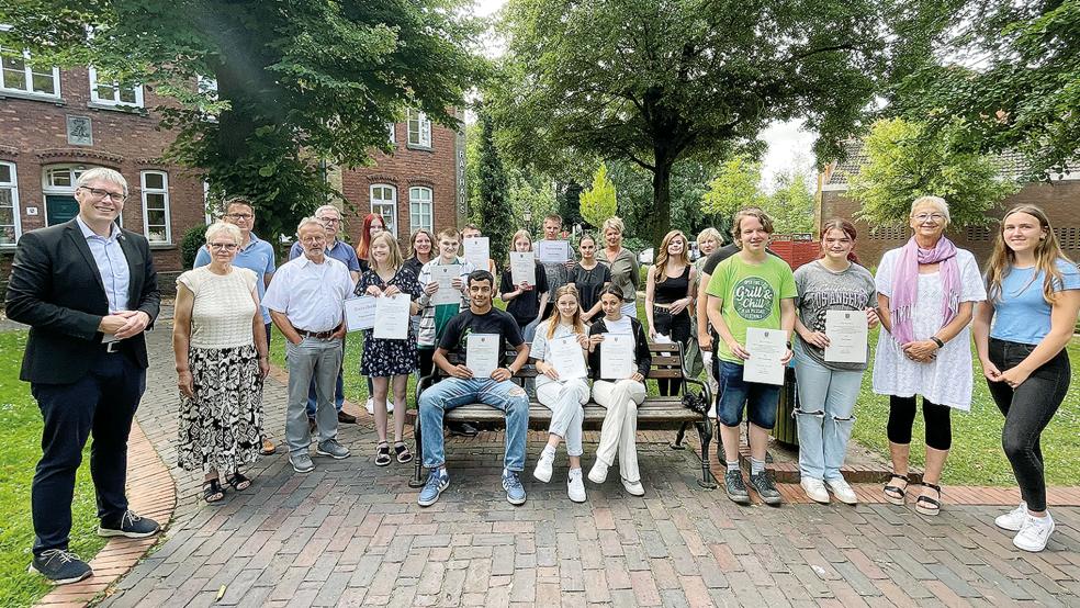 Die stolzen Schüler der Oberschule Weener und der Greta-Schoon-Schule sind von Bürgermeister Heiko Abbas (links) mit einem Zertifikat ausgezeichnet worden. Mit den Jugendlichen freuten sich Schulleiter Dirk Kaiser, Klassenlehrerin Ulrike Oltmanns, die Politikerpaten Helmut Geuken, Lutz Drewniok und Hildegard Hinderks sowie Stadtjugendpflegerin Angelika Janssen-Harms und die Auszubildende Eva Engberts.  © Foto: Stadt Weener