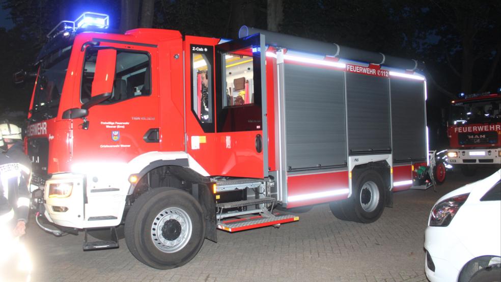 Die Feuerwehr Weener war mit dem Hilfeleistungslöschgruppenfahrzeug HLF 20, dem Löschgruppenfahrzeug LF 16, dem Einsatzleitwagen ELW und mehreren Einsatzkräften vor Ort. © Rand (Feuerwehr)