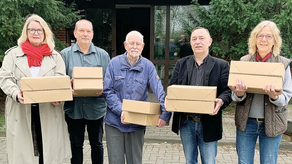 Überführung der Archivkartons vor dem Außenmagazin in Borssum. Von links: Silke Arends (Vorstand 1820dieKUNST), Aiko Schmidt (Ostfriesisches Landesmuseum Emden), Johannes Berg (Schriftführer »dieKUNST«), Gregor Strelow (1. Vorsitzender 1820dieKUNST), Dr. Annette Kanzenbach (wissenschaftliche Mitarbeiterin Ostfriesisches Landesmuseum Emden).  © Foto: privat
